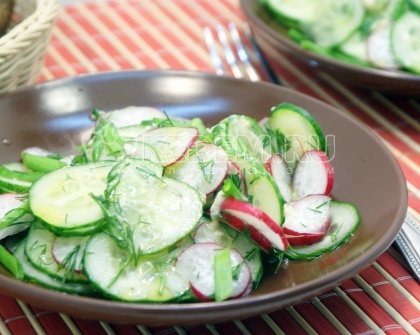 Салат из редиса с огурцом и маслом