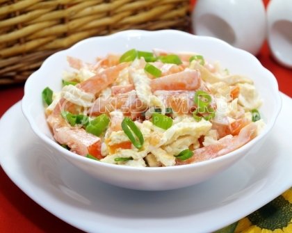 Салат с помидорами, яичным блинчиком, сыром и чесноком