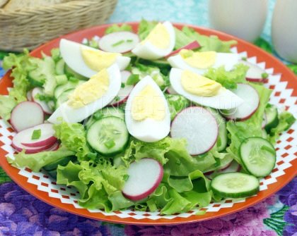 Салат с редисом, огурцом и яйцом «Лето»