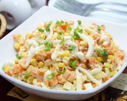 Салат из кальмаров с кукурузой