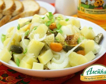 Картофельный салат с маринованными огурчиками, грибами и луком