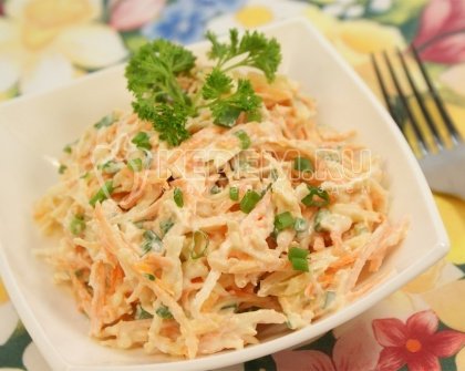 Морковный салат с яблоками и зеленым луком