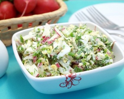 Салат с редисом и яйцом