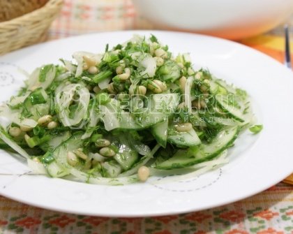 Салат из огурцов с кедровыми орешками