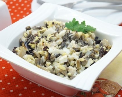 Салат с жареными шампиньонами и курицей
