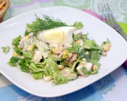 Салат с тунцом и кукурузой