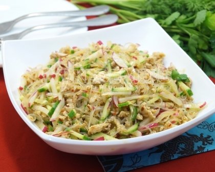 Салат с фунчозой и курицей