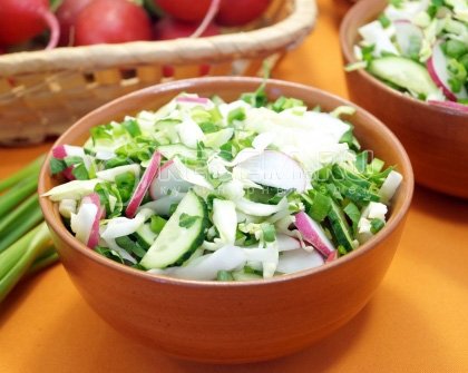 Салат из капусты, редиса и огурцов