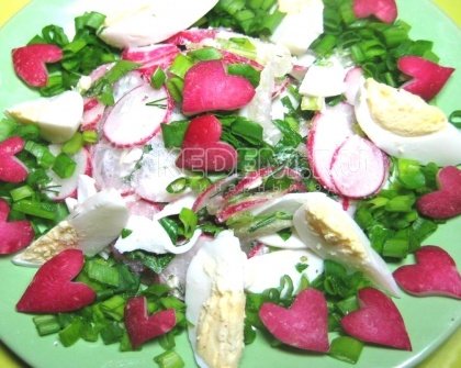 Салат из редиса с яйцом и зеленью