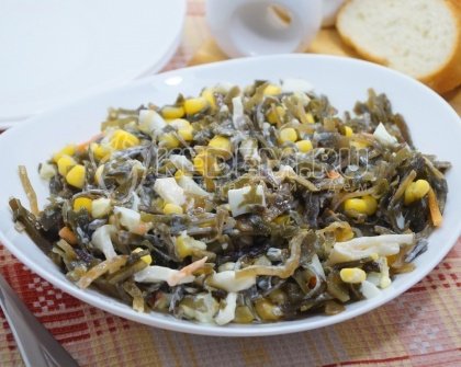 Салат с морской капустой, яйцами, кальмарами и кукурузой