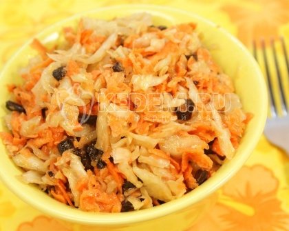 Салат морковный с квашеной капустой и черносливом