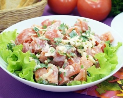 Салат с помидорами и сыром