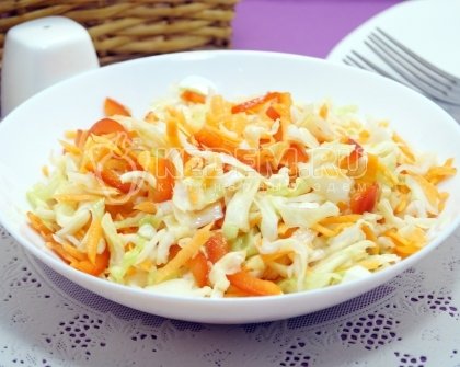 Салат из свежей капусты с морковью, болгарским перцем и уксусом