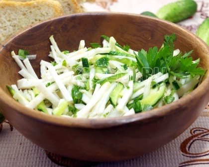 Салат из кольраби и огурцом «Грин»