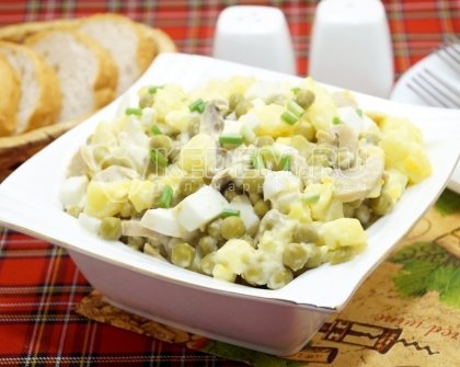 Салат с маринованными шампиньонами