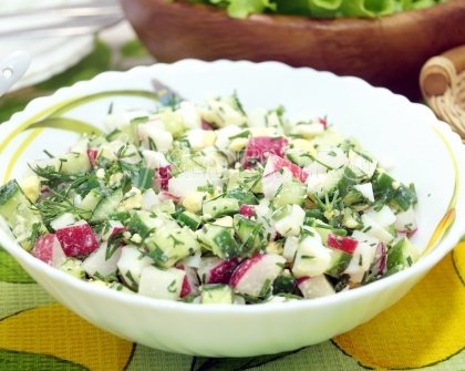 Салат с редисом, огурцом и яйцом