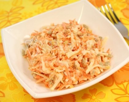 Морковный салат с яблоками и семечками