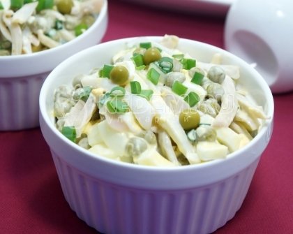 Салат с кальмарами и горошком