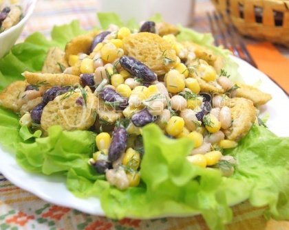 Салат с фасолью и сухариками