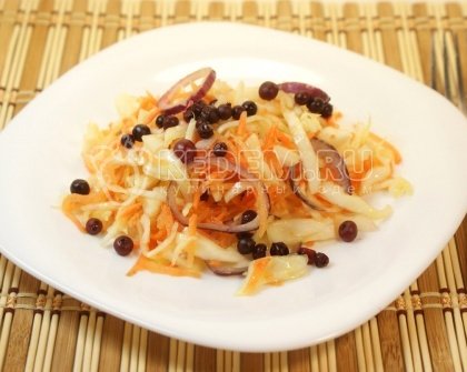 Салат из капусты с брусникой
