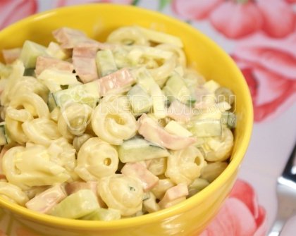 Салат с пастой и огурцом