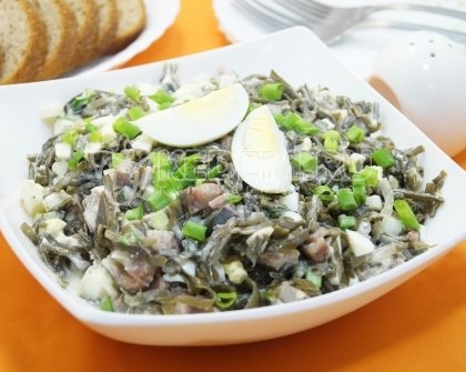Салат с морской капустой и сельдью «Бриз»